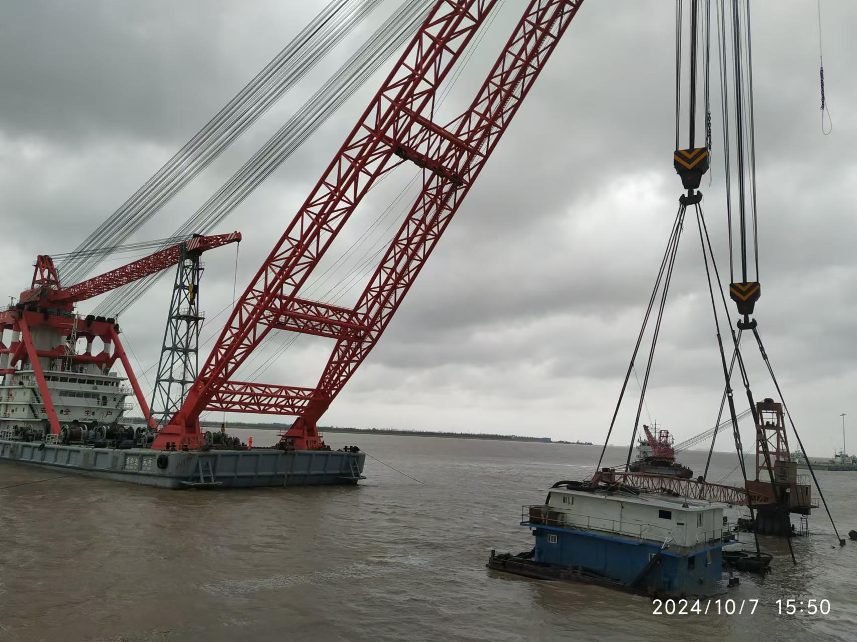 2024年10月在横沙水道打捞“阜阳工1036”轮