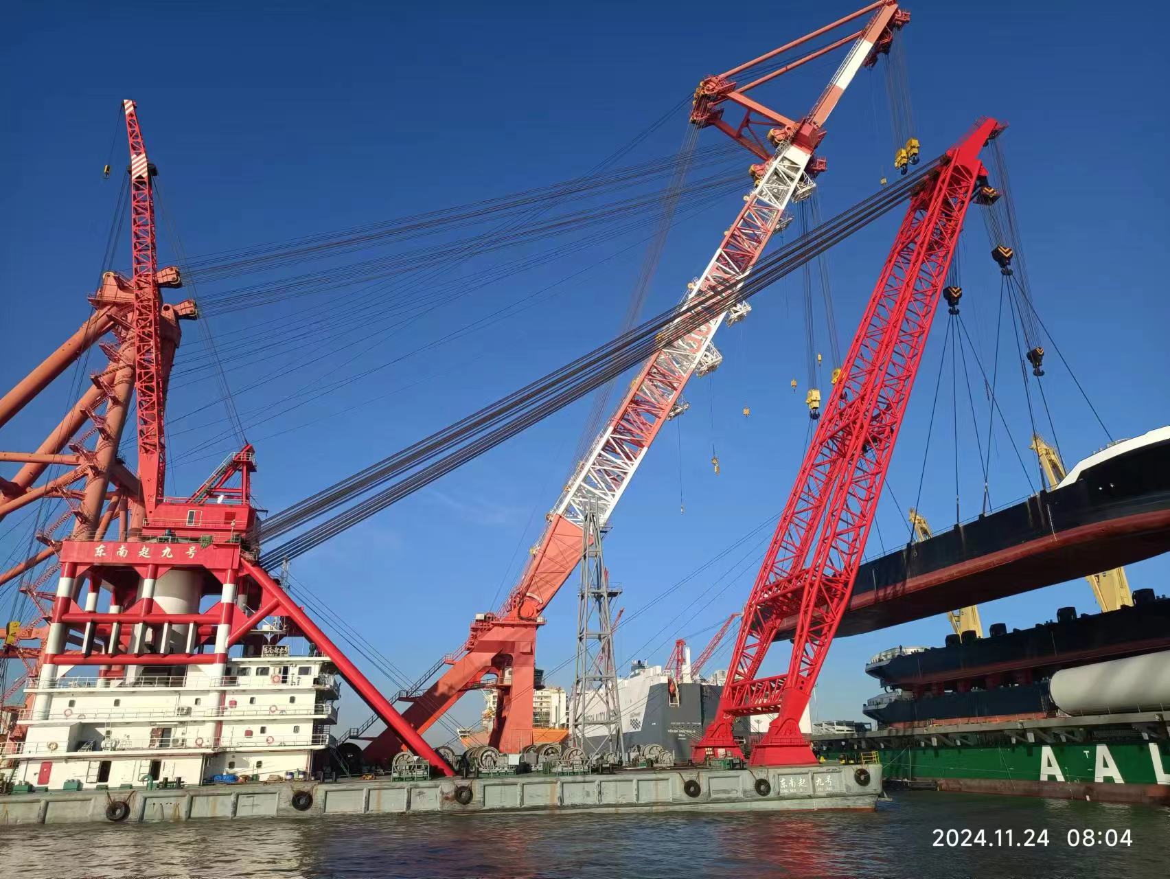 2024年11月在启东海门吊装800吨驳船